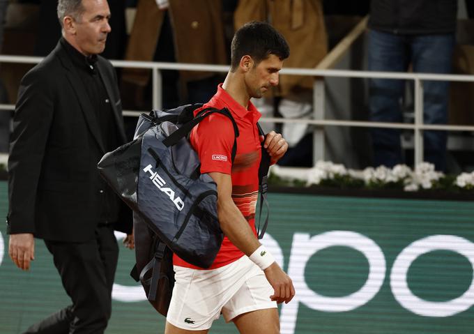 Novak Đoković je po porazu z Rafaelom Nadalom odvihral z igrišča. | Foto: Reuters