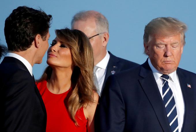 Avgusta 2019 je po svetu zakrožila malce zabavna fotografija Melanie, ta se za hrbtom svojega moža, ki je ravno povesil pogled, pripravlja na prijateljski poljub na lice s kanadskim premierjem Justinom Trudeaujem. | Foto: Reuters