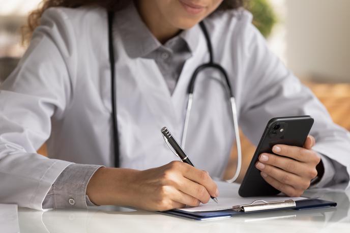zdravnik | Nizko zanimanje opažajo tudi za specializacije intenzivne medicine, hematologije, internistične onkologije, revmatologije in infektologije, so sporočili iz zdravniške zbornice. | Foto Shutterstock