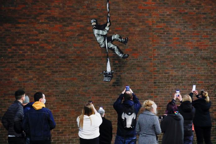 Ponoči je spet "udaril" Banksy, tokratna tarča je nekdanji zapor #video