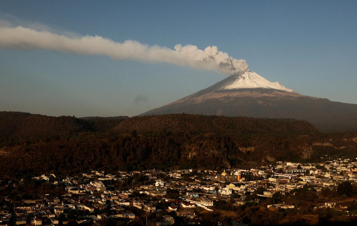 Vulkan Popocatepetl, Mehika | Vulkan leži v osrednji Mehiki na meji med zveznimi državami Morelos, Mexico in Puebla. Glavno mesto zadnje je bilo po poročanju AFP v nedeljo zjutraj popolnoma prekrito s sivim pepelom. | Foto Reuters