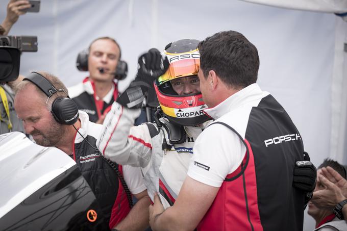 Za volanom rekordno hitrega porscheja je bil Timo Bernhard. | Foto: Porsche