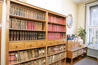 V NUK razstava knjig iz novomeškega frančiškanskega samostana