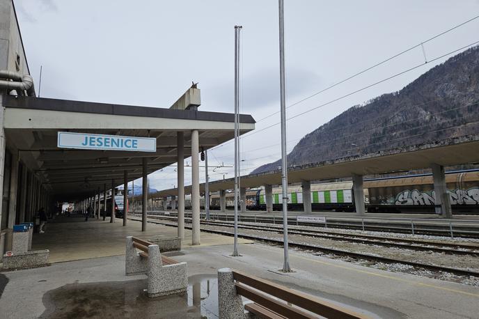 železniška postaja Jesenice | V javnosti je naložba v nadgradnjo širšega območja jeseniške železniške postaje odmevala predvsem zaradi skokovitega dviga vrednosti projekta od prvotnih ocen. Direkcija je razpis za nadgradnjo jeseniškega železniškega logističnega vozlišča objavila že konec leta 2023, že pred tem pa je uradna vrednost projekta s prvotno ocenjenih 81 milijonov na podlagi upoštevanja inflacije in stanja na trgu poskočila na 137 milijonov evrov. Sledila je revizija projekta. | Foto STA