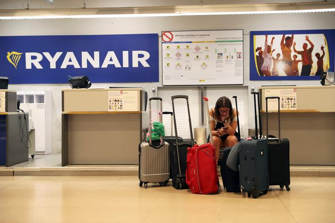 Ryanair zatrjuje, da je že prejšnji konec tedna poskrbel za vse potnike na odpovedanih poletih, toda ta fotografija, posneta danes zjutraj na madridskem letališču, nakazuje, da morda to le ni povsem tako. | Foto: Reuters