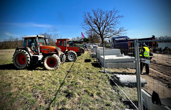  Kmetje protestniki so na gradbišče prišli s traktorji, zavihrale so tudi slovenske zastave. | Foto: Ana Kovač