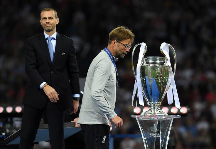 Jürgen Klopp Takole je lani po finalu v Kijevu korakal mimo pokala za ligo prvakov, ob katerem je stal Aleksander Čeferin. | Foto: Getty Images