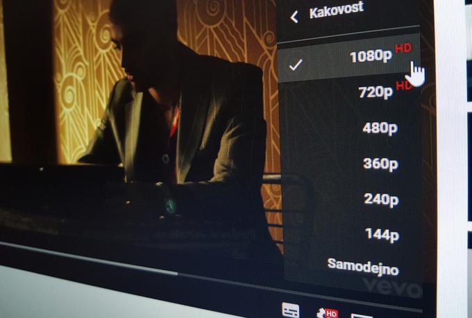 Višja kakovost videoposnetkov porabi proporcionalno več mobilnih podatkov. Če bi bralec nalagal videoposnetke v ločljivosti 1080p, bi s predvajanjem štiriminutnega porabil približno 50 megabajtov podatkov.  | Foto: Matic Tomšič