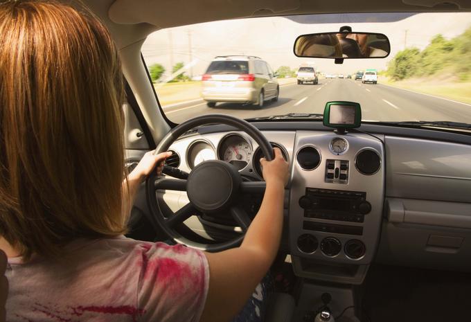 V Avstriji se je v letu 2017 povečalo število žensk, ki so vozile v napačno smer. Sicer je tipični predstavnik voznikov v napačno smer alkoholiziran moški. | Foto: Thinkstock