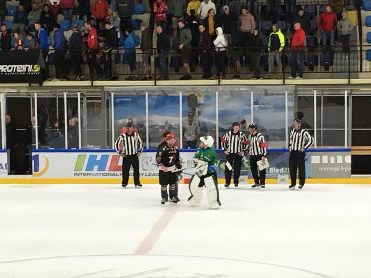 Jeseniški branilec Jesse Jyrkkiö in ljubljanski vratar Žan Us, ki je paral živce železarjem, sta bila izbrana za igralca tekme. | Foto: Facebook HK SŽ Olimpija