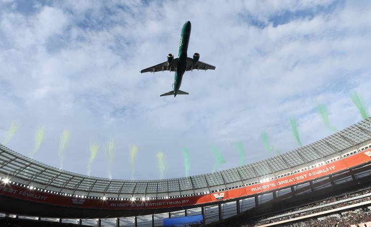 Eno od letal Embraer 190 med preletom stadiona DHL v Cape Townu.  | Foto: Guliverimage