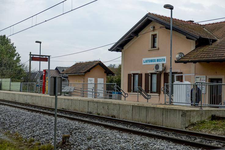 Ljutomer kot mesto se lahko pohvali z večjo istoimensko postajo nekoliko severneje od središča mesta, ki jo večinoma uporabljajo za tovorni promet in od koder se odcepi proga za Gornjo Radgono, izgrajena leta 1890, ter postajališčem Ljutomer mesto (na fotografiji), ki je v samem središču mesta in jo zato uporabljajo tudi brzi in mednarodni potniški vlaki. | Foto: Ana Kovač