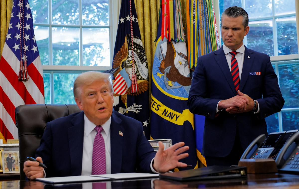 Donald Trump, Pete Hegseth | "Mislim, da je to veliko primernejše ime, še posebej glede na trenutno stanje v svetu," je Trump dejal kmalu po podpisu izvršnega ukaza. Po njegovih besedah sprememba v svet pošilja sporočilo zmage, poroča nemška tiskovna agencija dpa. | Foto Reuters