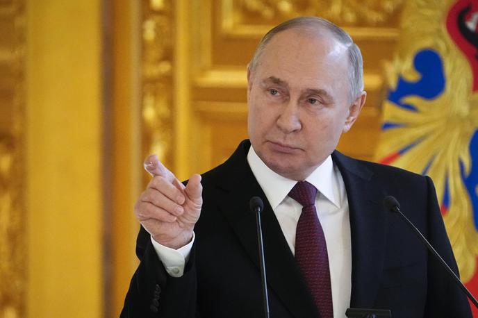 Vladimir Putin | Ruski predsednik Vladimir Putin rožlja z jedrskim orožjem. | Foto Guliverimage