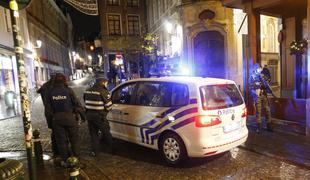 V nočnih racijah v Bruslju aretiranih 16 ljudi