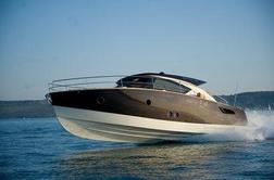 Hvar: jahto parkiral kar na plažo