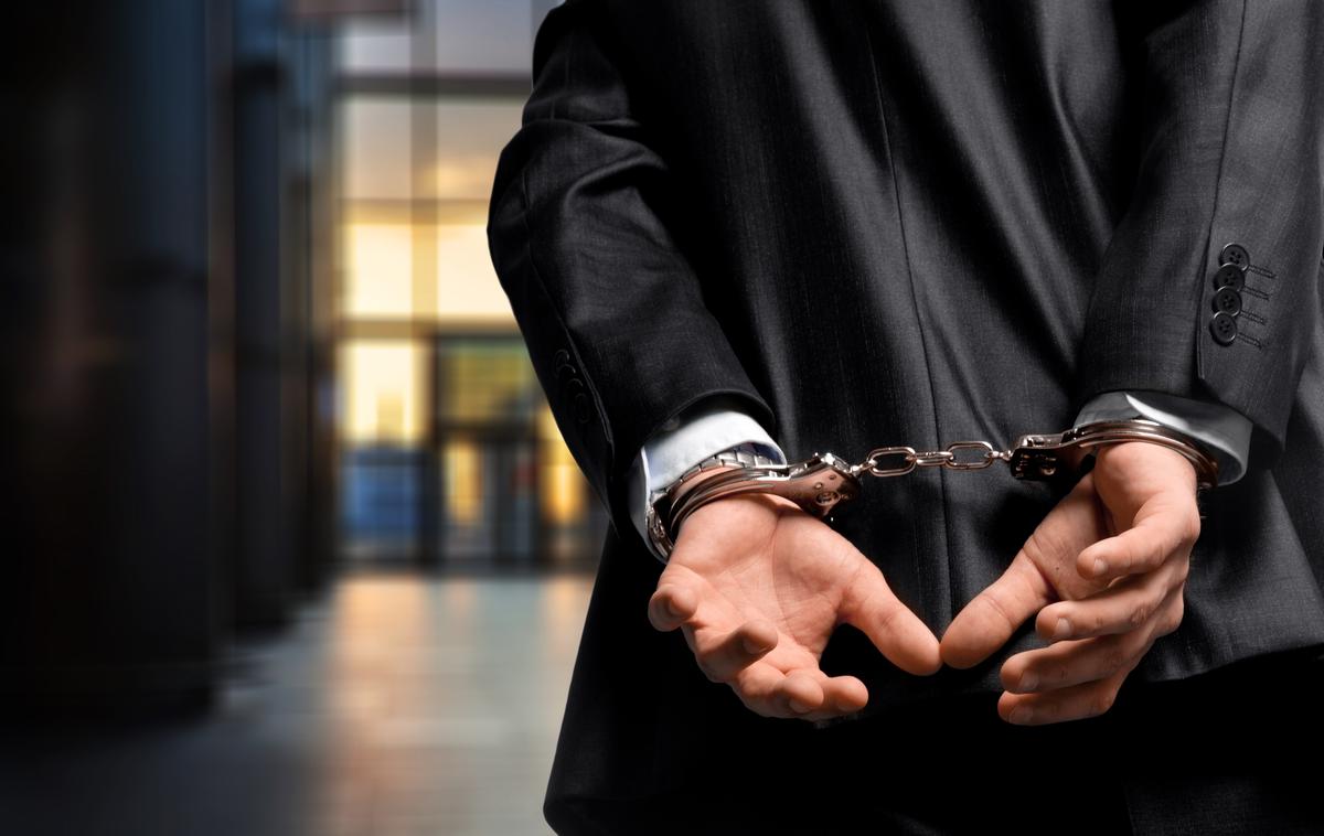 vklenjeni kriminalec | Uskok je v ponedeljek vložil obtožnico proti trem državljanom BiH, domnevnim članom kriminalne združbe. | Foto Shutterstock