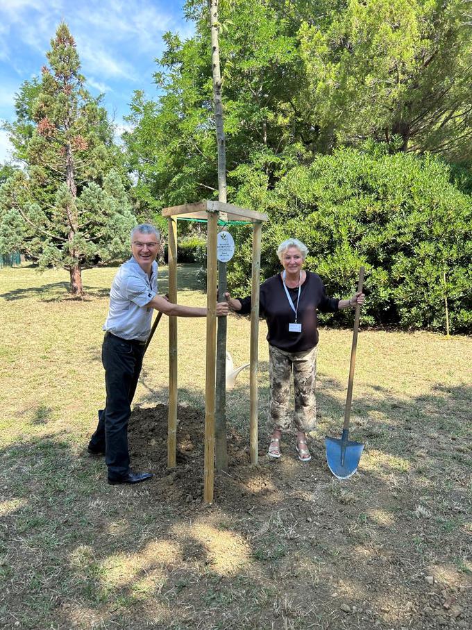 Direktor podjetja MIK Celje je skupaj s predsednico Rdečega križa Slovenije Ano Žerjal zasadil drevo prihodnosti. | Foto: MIK d.o.o.