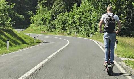 Neverjetno: divja vožnja po “regionalki”, s skirojem hiter kot avto #video
