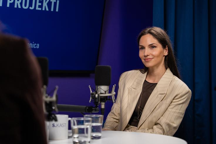 "Največkrat se mi zgodi, da imam tremo, ko sem v zelo visokih petah in moram peti nekaj počasnega. Ni trema, je bolj nelagodje," priznava pevka. | Foto: Luka Petrič
