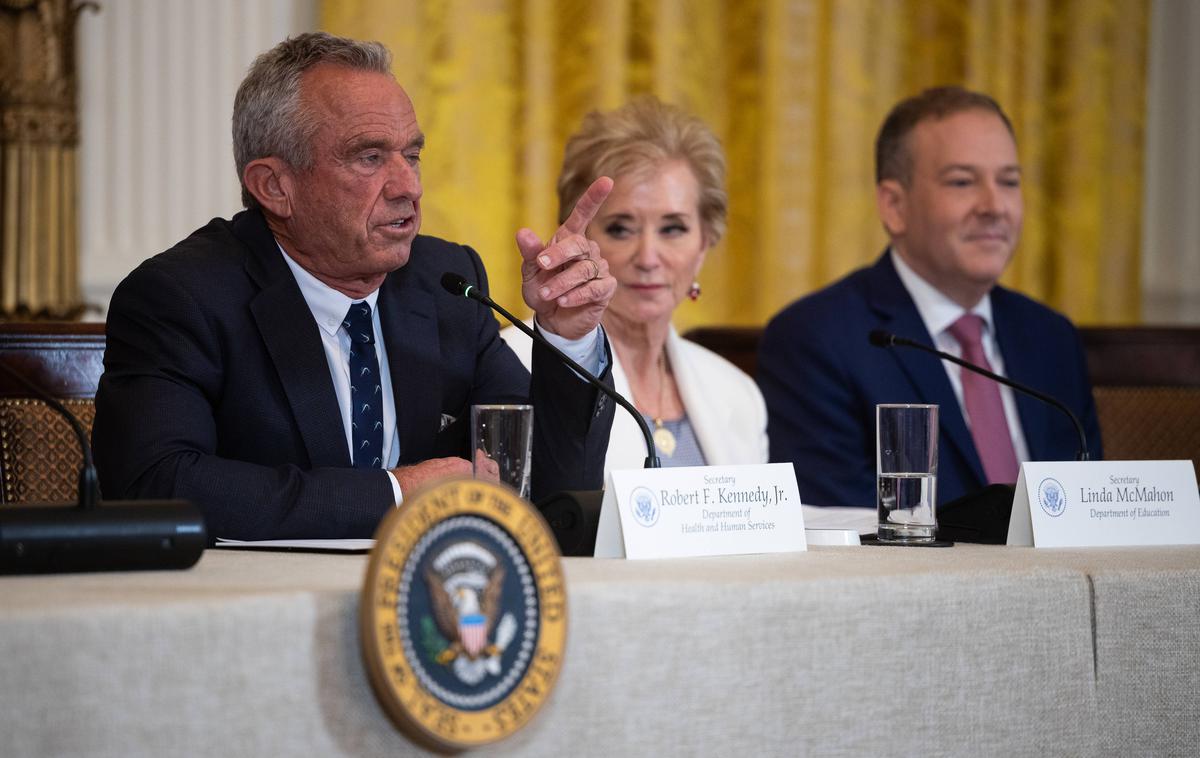 Robert F. Kennedy | Kennedy je v zapisu za časnik Wall Street Journal navedel, da je številne člane odbora, v katerem tradicionalno delujejo pediatri, epidemiologi, imunologi in drugi zdravniki, v zadnjem trenutku imenovala vlada demokratskega predsednika Joeja Bidna. Sedanja vlada tako do leta 2028 ne bi mogla imenovati večine v odboru. | Foto Guliverimage