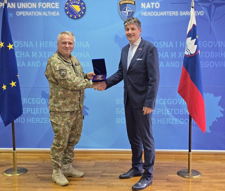 V okviru obiska je minister obiskal tudi pripadnike 51. kontingenta Slovenske vojske v operaciji Eufor Althea in Natovega poveljstva v Sarajevu ter se srečal s poveljnikom Eufor Althea generalmajorjem Florinom-Marianom Barbujem. | Foto: Mors