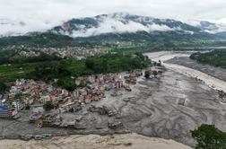Strah jih je najhujšega: po poplavah v Nepalu in Tibetu še vedno pogrešanih 3000 ljudi