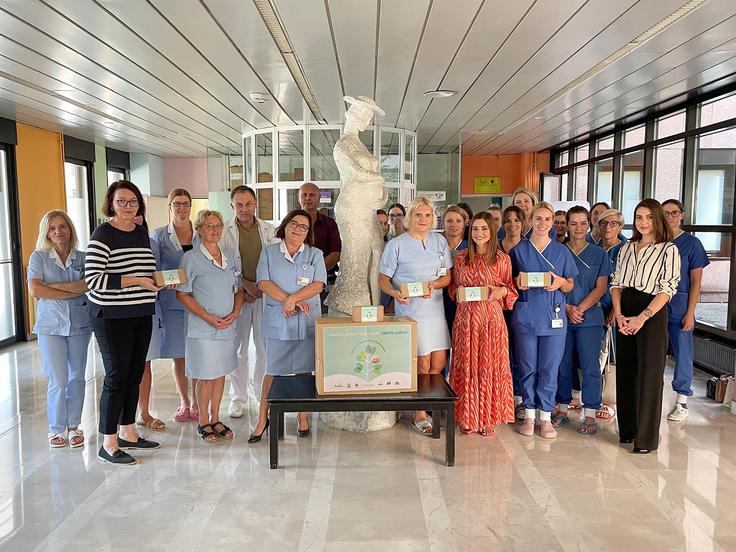 Osebe na skupinski fotografiji (od leve proti desni): mag. Tanja Grošelj, dipl. babica in glavna medicinska sestra KO za perinatologijo, mag. Gorazd Kavšek, predstojnik Porodnišnice Ljubljana, dr. Borut Kobal, strokovni direktor Ginekološke klinike Ljubljana, medicinske sestre Porodnišnice Ljubljana ter predstavnica podjetja dm, Orbico, in April 8. | Foto: DM DROGERIE MARKT D.O.O.