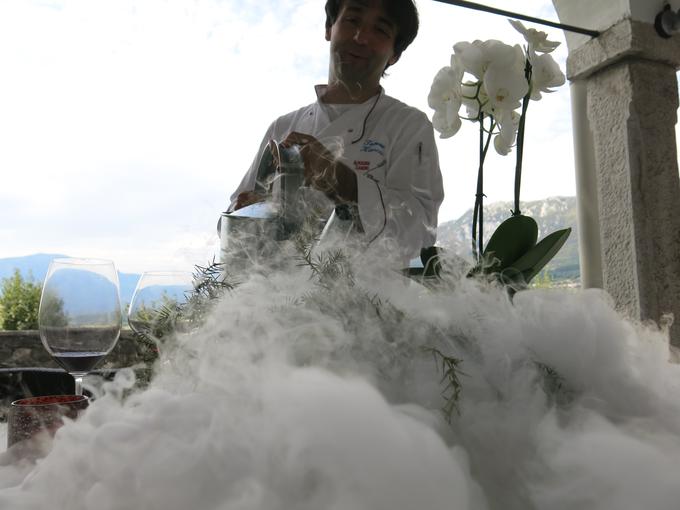 Kavčičev najbolj znani spektakel, v dim oviti "gin tonic" | Foto: Miha First