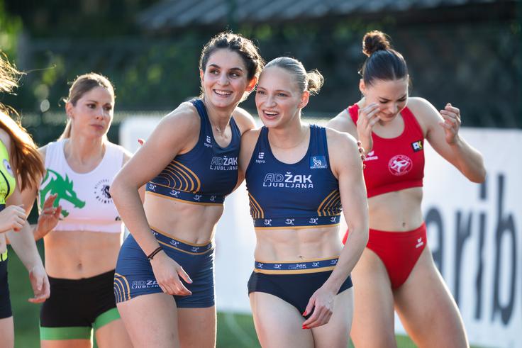Odličen dvoboj sta v teku na 100 m uprizorili Lina Hribar in Zala Istenič.
 | Foto: Jure Banfi