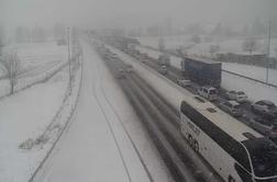 Izredne razmere: mogoči so zameti, na cestah kaos. Petdesetkilometrski zastoj na primorki.