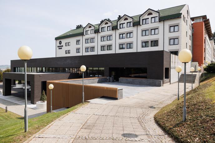 hotel Habakuk, Maribor | V hotelu pod Pohorjem še vedno bivajo gostje, medtem pa zaposleni opozarjajo, da so ostali brez osnovnih pogojev za delo in brez odgovorov vodstva. | Foto STA