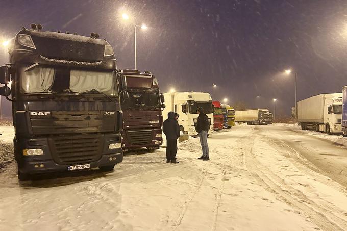 Od novembra lani do 16. januarja letos so poljski avtoprevozniki s protestnimi blokadami preprečevali prihode ukrajinski tovornjakarjev, češ da so nelojalna konkurenca. Protestne blokade bodo morda nadaljevali 1. marca. Na fotografiji: ukrajinski tovornjakarji, ki čakajo zaradi blokade. | Foto: Guliverimage