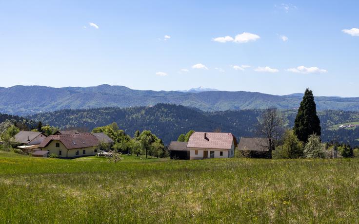 Pod Vrhom pri Poljanah se odpre lep pogled proti zahodu, vse do Snežnika. | Foto: Matej Podgoršek