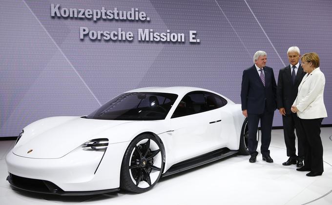 Porsche je študijo električnega športnika predstavil lani na avtomobilskem salonu v Frankfurtu. V družbi Matthiasa Mullerja si je avtomobil z zanimanjem ogledala tudi nemška kanclerka Angela Merkel. | Foto: Reuters