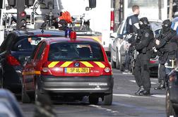 V Parizu ustrelili oboroženega napadalca, nosil je simbol Islamske države