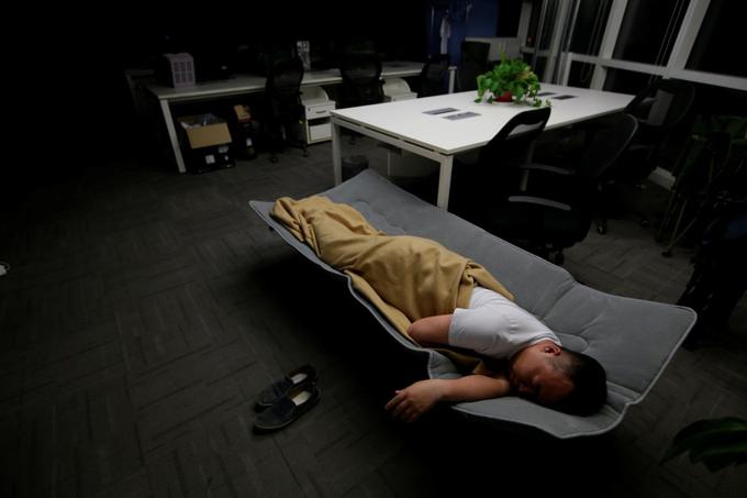 Zaposlenim v kitajskem tehnološkem sektorju sicer ni treba spati v pisarnah, odidejo lahko tudi domov. A to se marsikomu ne izide, saj jih čaka dolga vožnja z avtobusom ali podzemno železnico, čez nekaj ur pa se morajo že vrniti na delo. | Foto: Reuters