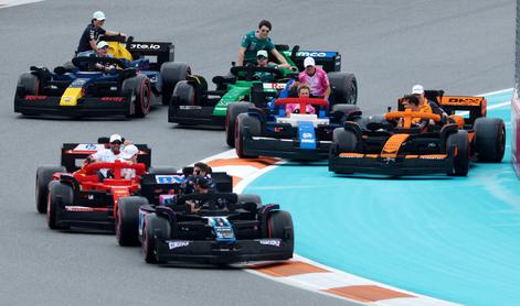 Deset dirkalnikov F1 sestavili iz 400 tisoč kock #video