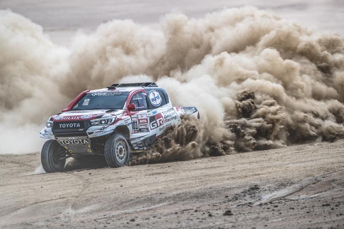 Med avtomobilisti na polovici dirke vodi Nasser Al-Attiyah (Toyota). | Foto: Red Bull