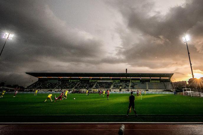 NK Domžale Balzan | Nad nogometnim objektom v Domžalah se zgrinjajo "temni oblaki". | Foto Vid Ponikvar/Sportida