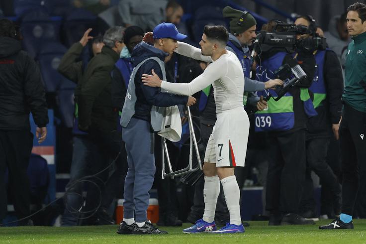 Podaril mu je svoj dres. | Foto: Reuters