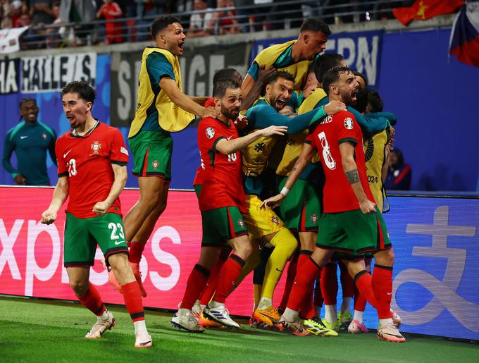 Nepopisno veselje Portugalcev ob goli za zmago z 2:1. | Foto: Reuters