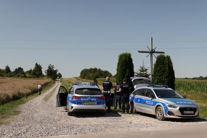 Poljska | Policisti so na polju, ki leži približno dva kilometra od najbližjih stavb, našli krater in razmetane ostanke neznanega predmeta. | Foto Reuters