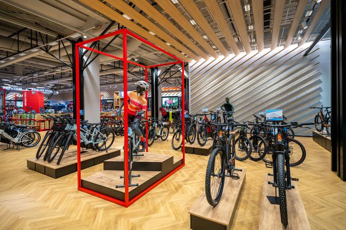Nov kolesarski center ima več kot tisoč koles najbolj priljubljenih znamk na enem mestu. | Foto: Hervis