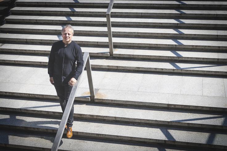Danes orkester pod vodstvom Grdadolnika redno nastopa v Gallusovi dvorani, gostuje v Franciji in Švici ter sodeluje z nekaterimi največjimi imeni slovenske glasbe. | Foto: Ana Kovač
