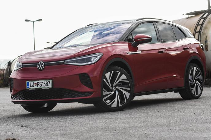 Volkswagen ID.4 GTX | V primerjavi s sestrskim modelom škodo enyaq je ID.4 oblikovan bolj izstopajoče, tudi v notranjosti se močno razlikuje od preostalih klasičnih volkswagnov. | Foto Gašper Pirman