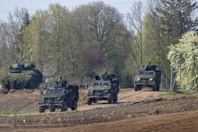 Litva, vojska | Litva je bila v zadnjih treh letih večkrat tarča ruskih in celo beloruskih groženj. Na fotografiji skupna vojaška vaja litovskih in poljskih oboroženih sil v tako imenovanem Suwalskem koridorju, ozemlju na meji med Poljsko in Litvo, ki predstavlja najkrajši kopenski most med rusko enklavo Kaliningrad in Rusiji prijazno Belorusijo. | Foto Guliverimage