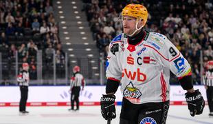 Jan Urbas s hat-trickom kapetansko pomagal do zmage pri Wolfsburgu