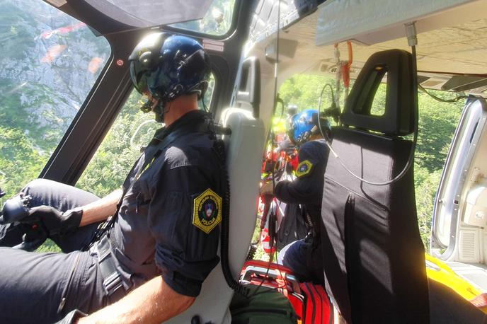 reševanje s policijskim helikopterjem | Policija svetuje: Bodite previdni in odgovorni, poskrbite za celovite informacije in priprave ter ne pozabite na ustrezno opremo. | Foto Policija