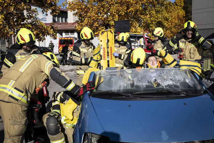 V ustanovi za ostarele izbruhnili štirje požari hkrati. Za gasilci eno najzahtevnejših reševanj.